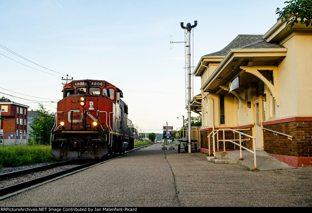 CN 4806 leads 559 return trip